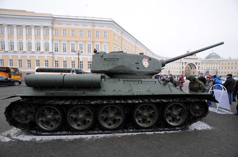 70 năm trước, ngày 27/1/1944, thành phố Leningrad (nay là Saint Peterburg) đã chính thức được giải phóng khỏi sự phong tỏa kéo dài hàng trăm ngày của phát xít Đức. Nhân sự kiện này, hôm nay, Quân đội Nga đã tổ chức cuộc triển lãm quy mô nho các loại vũ khí thời thế chiến và hiện đại ngay trên đường phố giữa mùa đông giá rét. Trong ảnh là cỗ xe tăng T-34-85 nổi tiếng trong chiến tranh thế giới thứ 2.